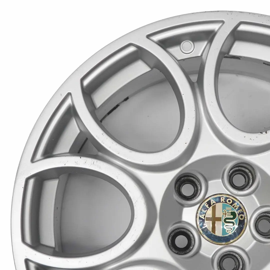 Cerchio in lega argento 18" 8J ET:41 per Alfa Romeo 159 Brera con numero di parte 156071309 Alfa Romeo 159 Brera Cerchio in lega argento 18" 8J ET:41 - SKU 156071309-1 - Numero di parte 156071309