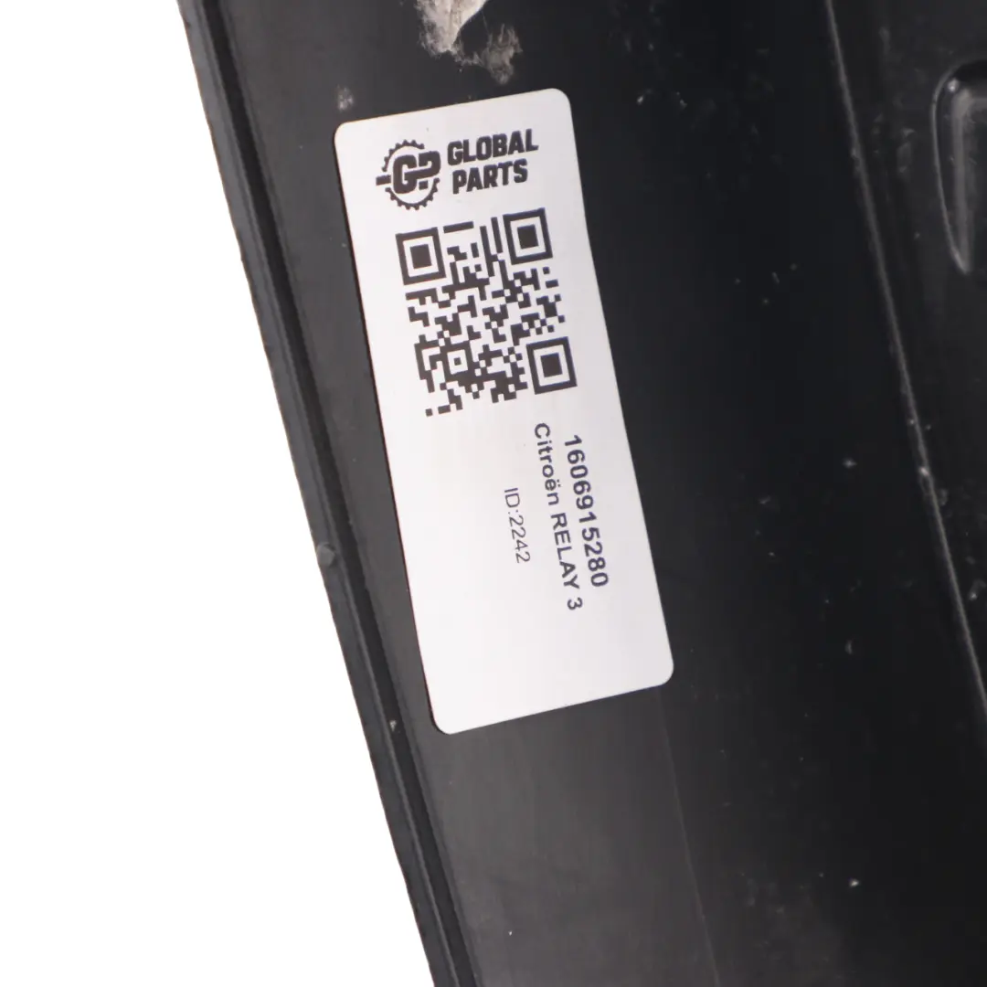 Boczek Drzwi Prawy Przód do Fiat Ducato Peugeot Boxer o numerze 1606915280 Fiat Ducato Peugeot Boxer Boczek Drzwi Prawy Przód - SKU 1606915280 - Numer Części 1606915280