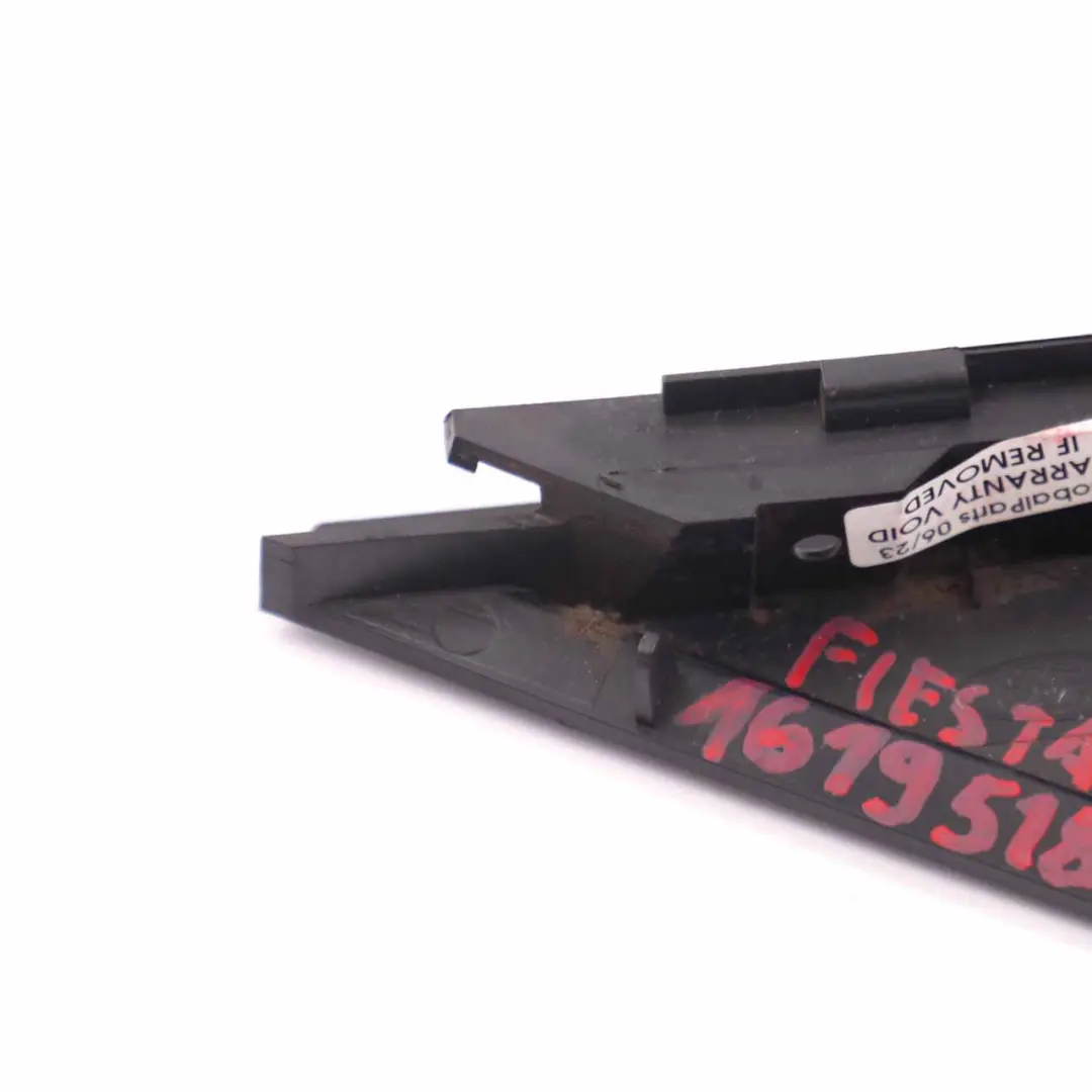Moulure garniture porte panneau custode arrière gauche pour Ford Fiesta MK7 à propos du numéro de pièce 1619518 Ford Fiesta MK7 Moulure garniture porte panneau custode arrière gauche - SKU 1619518 - Numéro de pièce 1619518