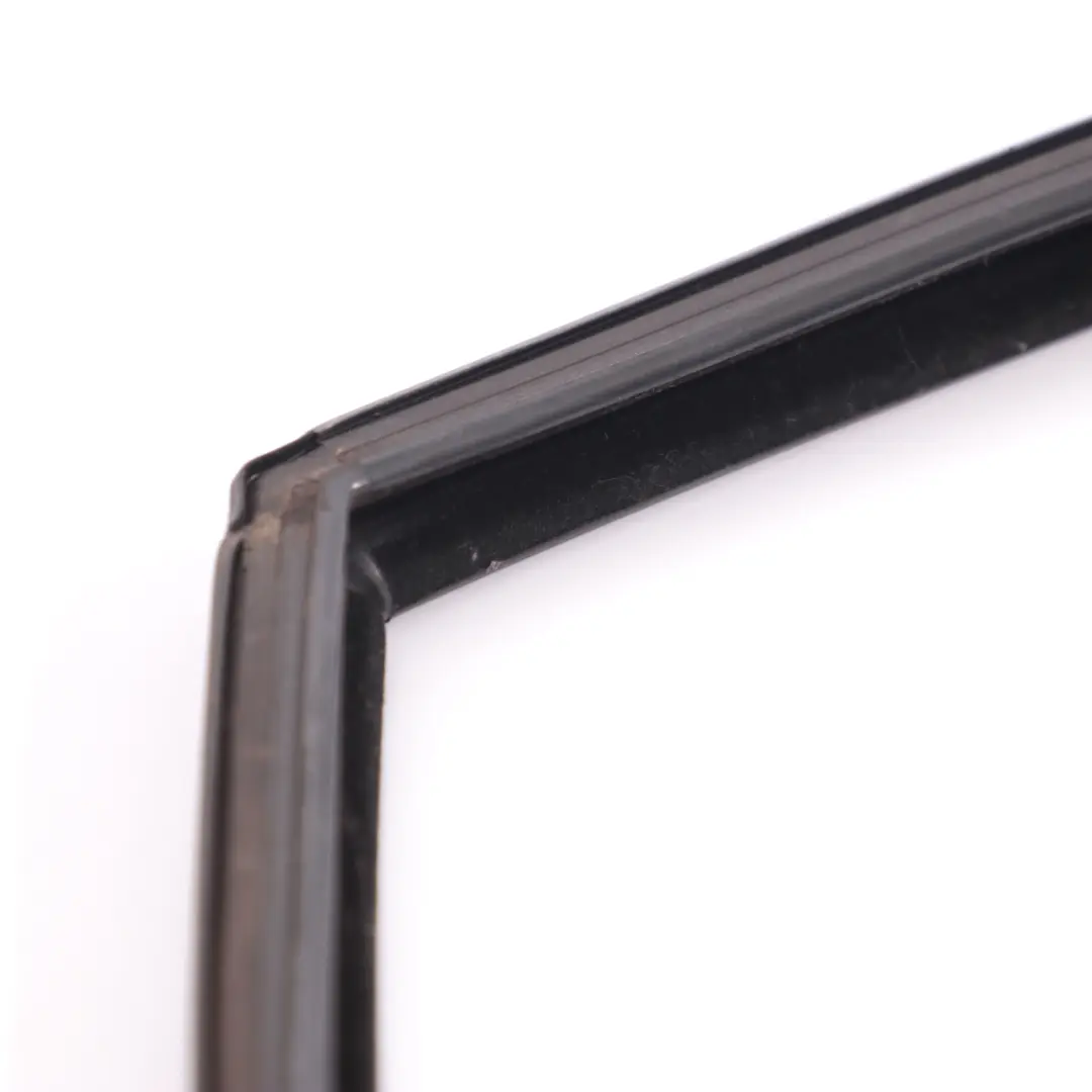 Burlete de Ventana Trasera Derecha Burlete de Ventana para Ford Fiesta Mk7 con número de pieza 1691520 Ford Fiesta Mk7 Burlete de Ventana Trasera Derecha Burlete de Ventana - SKU 1691520 - Número de pieza 1691520