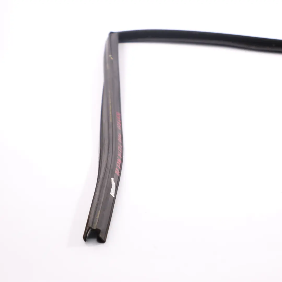 Ford Fiesta Mk7 Brosse à vitre arrière droite Joint de vitre - SKU 1691520 - Numéro de pièce 1691520