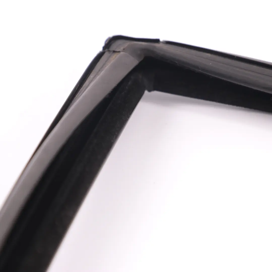 Burlete de Ventana Trasera Izquierda Burlete de Ventana para Ford Fiesta Mk7 con número de pieza 1691521 Ford Fiesta Mk7 Burlete de Ventana Trasera Izquierda Burlete de Ventana - SKU 1691521 - Número de pieza 1691521