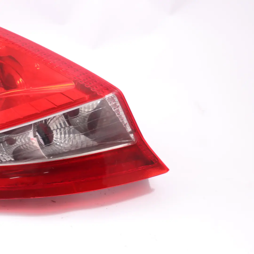 Lampa Lewy Tył Tylna 8A6113405A do Ford Fiesta MK7 o numerze 1709553 Ford Fiesta MK7 Lampa Lewy Tył Tylna 8A6113405A - SKU 1709553 - Numer Części 1709553