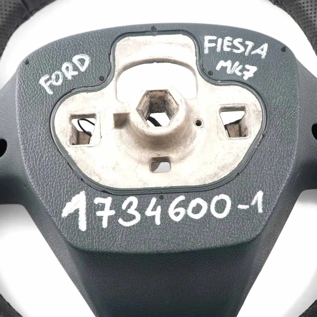 NUOVO Volante in pelle nera multifunzione per Ford Fiesta Mk7 con numero di parte 1734600 Ford Fiesta Mk7 NUOVO Volante in pelle nera multifunzione - SKU 1734600-1 - Numero di parte 1734600