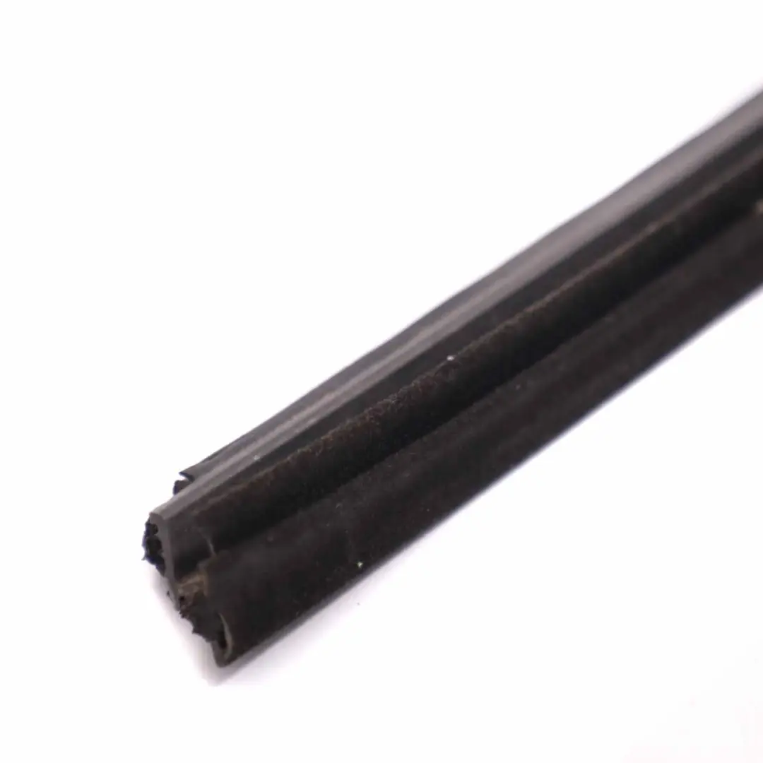 Guarnizione Finestra Interna Anteriore Sinistra Striscia per Ford Fiesta Mk7 con numero di parte 1746919 Ford Fiesta Mk7 Guarnizione Finestra Interna Anteriore Sinistra Striscia - SKU 1746919 - Numero di parte 1746919