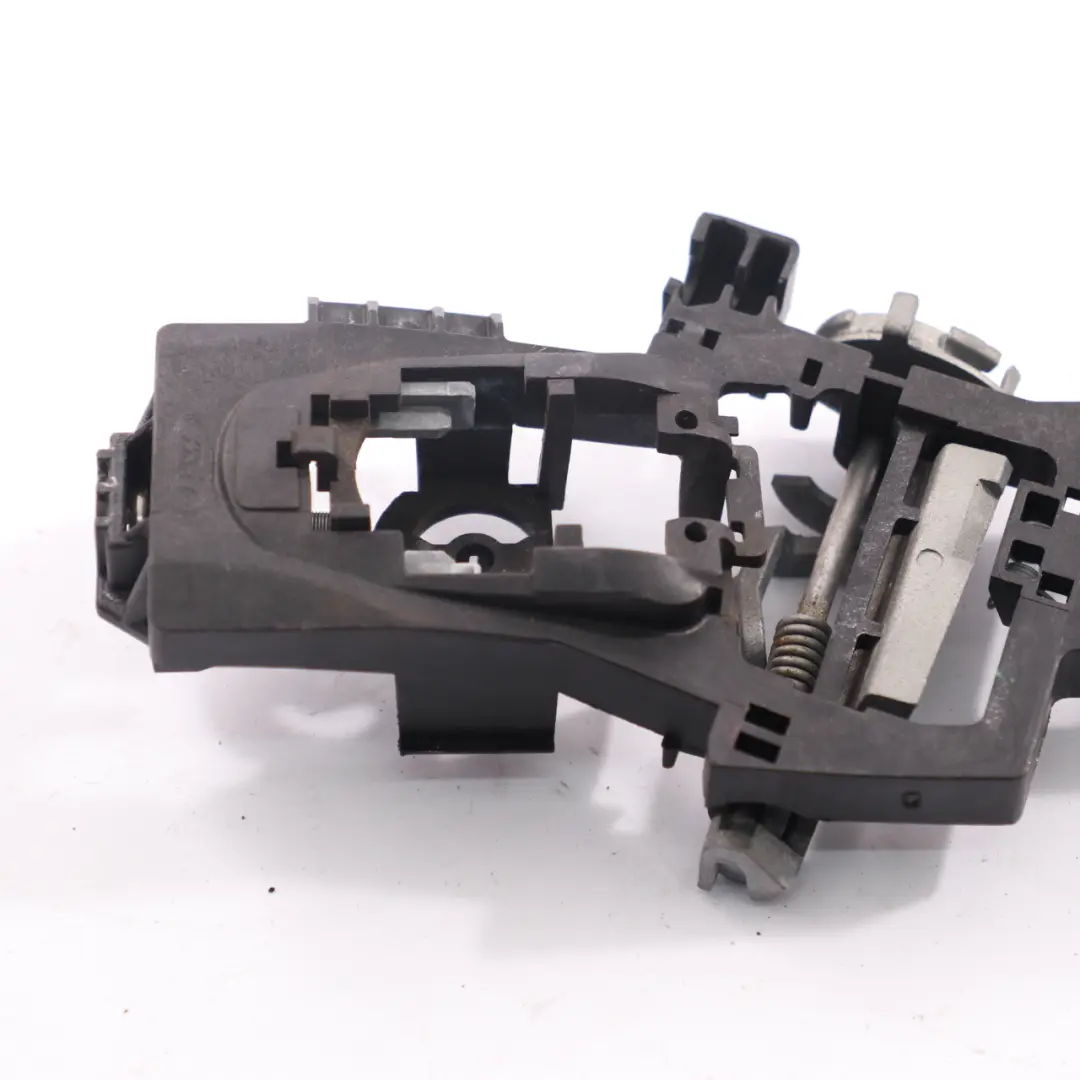 Mocowanie Klamki Drzwi Prawy Tył do Ford Fiesta MK7 o numerze 1755640 Ford Fiesta MK7 Mocowanie Klamki Drzwi Prawy Tył - SKU 1755640 - Numer Części 1755640