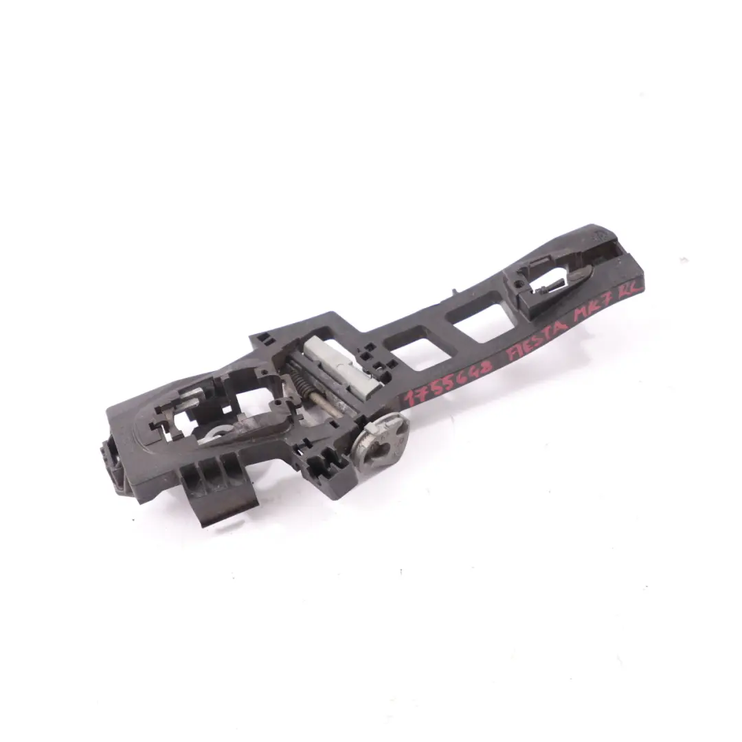 Uchwyt Klamki Drzwi Lewy Tył do Ford Fiesta MK7 o numerze 1755648 Ford Fiesta MK7 Uchwyt Klamki Drzwi Lewy Tył - SKU 1755648 - Numer Części 1755648