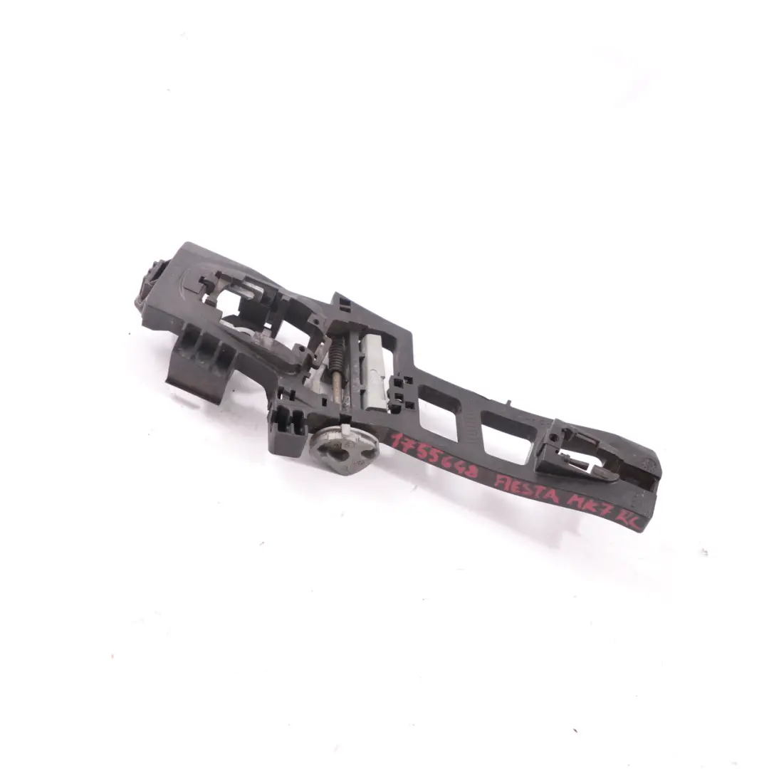 Uchwyt Klamki Drzwi Lewy Tył do Ford Fiesta MK7 o numerze 1755648 Ford Fiesta MK7 Uchwyt Klamki Drzwi Lewy Tył - SKU 1755648 - Numer Części 1755648