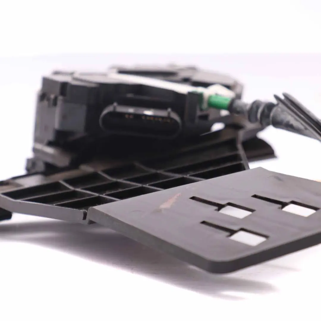 Zamek Drzwi Lewy Tył do Ford Fiesta MK7 o numerze 1846687 Ford Fiesta MK7 Zamek Drzwi Lewy Tył - SKU 1846687 - Numer Części 1846687