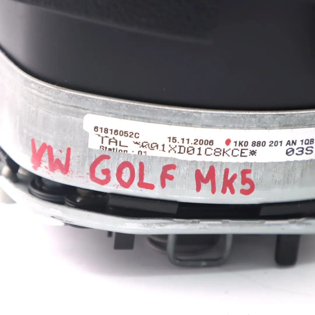 Modulo aria volante lato guida nero per VW Volkswagen Golf 5 con numero di parte 1K0880201AN VW Volkswagen Golf 5 Modulo aria volante lato guida nero - SKU 1K0880201AN - Numero di parte 1K0880201AN