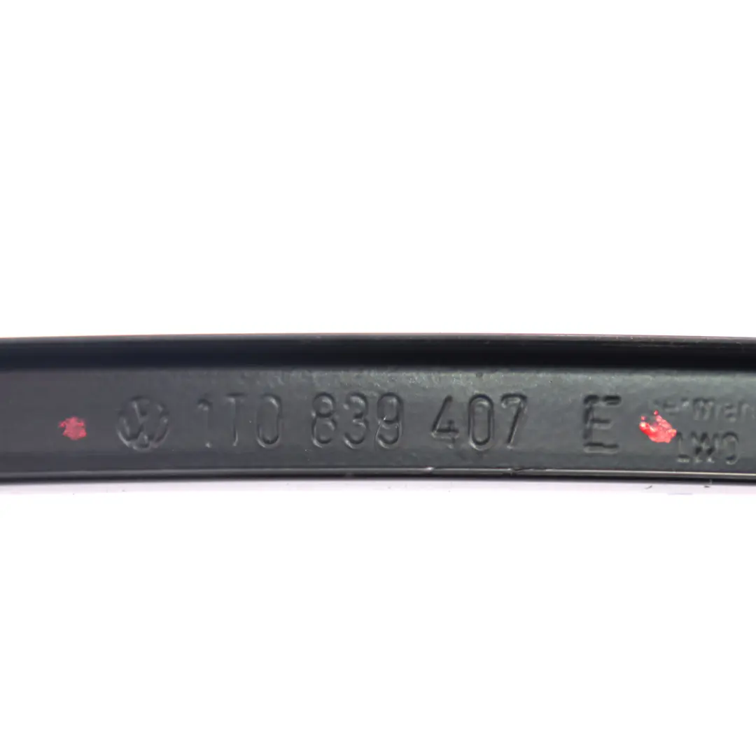 Volkswagen VW Touran Cache de fenêtre Porte arrière gauche Finisseur Guide Noir - SKU 1T0839407E - Numéro de pièce 1T0839407E