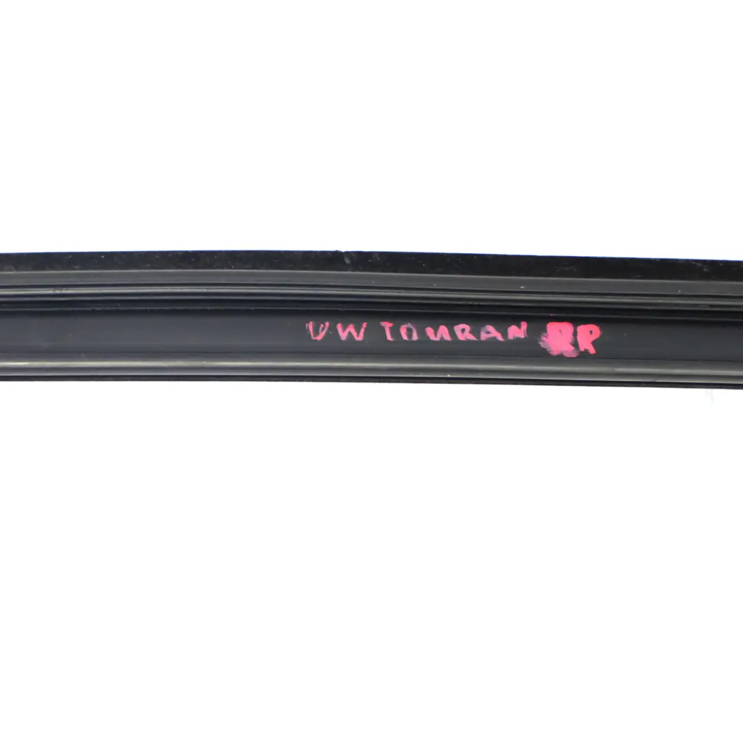 porta posteriore guarnizione destra finestra striscia per VW Touran con numero di parte 1T0845212 VW Touran porta posteriore guarnizione destra finestra striscia - SKU 1T0845212 - Numero di parte 1T0845212