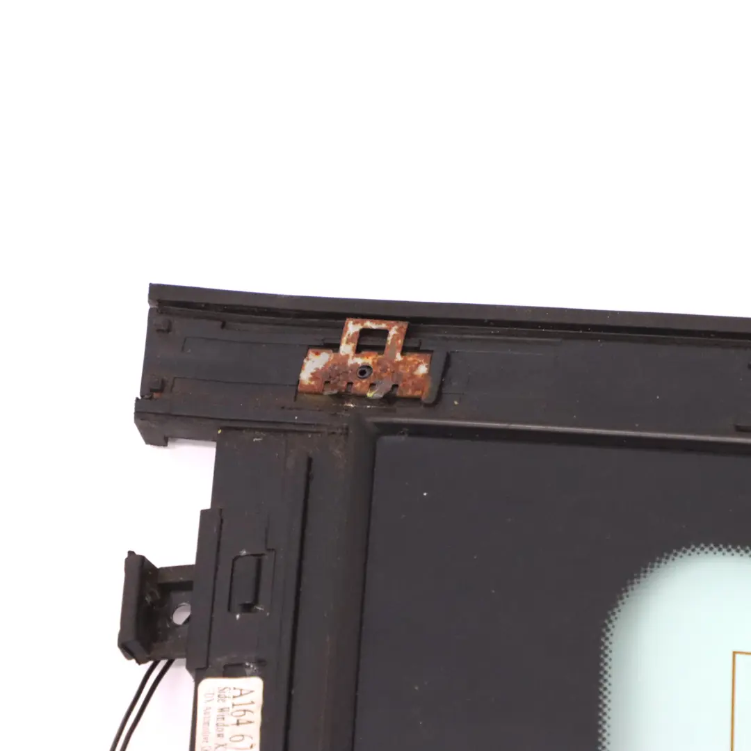 Vetro del finestrino posteriore sinistro Vetri quarto lato AS2 per Mercedes GL X164 con numero di parte A1646702750 Mercedes GL X164 Vetro del finestrino posteriore sinistro Vetri quarto lato AS2 - SKU A1646702750 - Numero di parte A1646702750