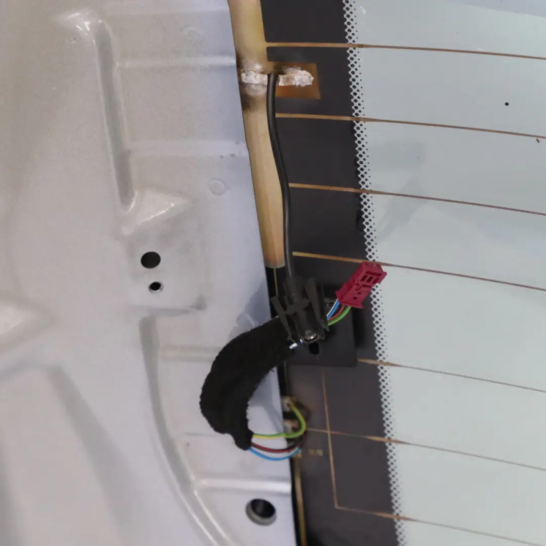 Szyba Tylna Dach Składany Bluewater Niebieski Metalik - 896 do BMW E93 F33 o numerze 7128754 BMW E93 F33 Szyba Tylna Dach Składany Bluewater Niebieski Metalik - 896 - SKU 7128754-WB - Numer Części 7128754