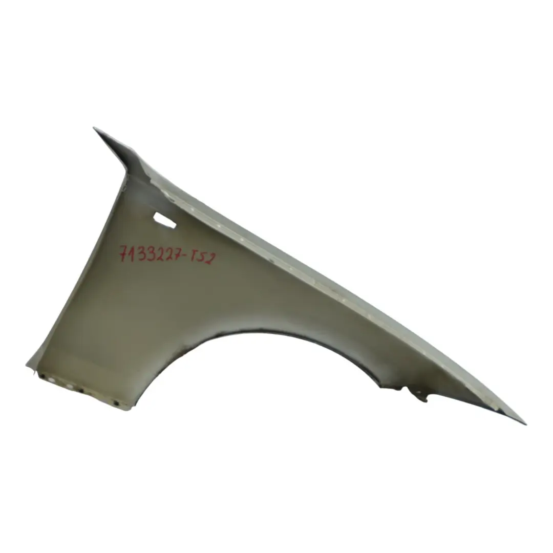 Panel lateral Guardabarros Delantero Izquierdo Titansilber Plata 354 para BMW E81 E87 con número de pieza 7133227 BMW E81 E87 Panel lateral Guardabarros Delantero Izquierdo Titansilber Plata 354 - SKU 7133227-TS2 - Número de pieza 7133227