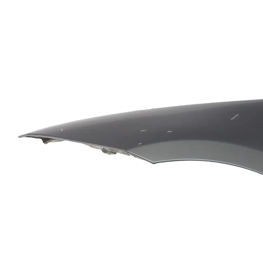 Pannello laterale parafango anteriore sinistro Sparkling Graphite A22 per BMW E90 con numero di parte 7135679 BMW E90 Pannello laterale parafango anteriore sinistro Sparkling Graphite A22 - SKU 7135679-SG - Numero di parte 7135679