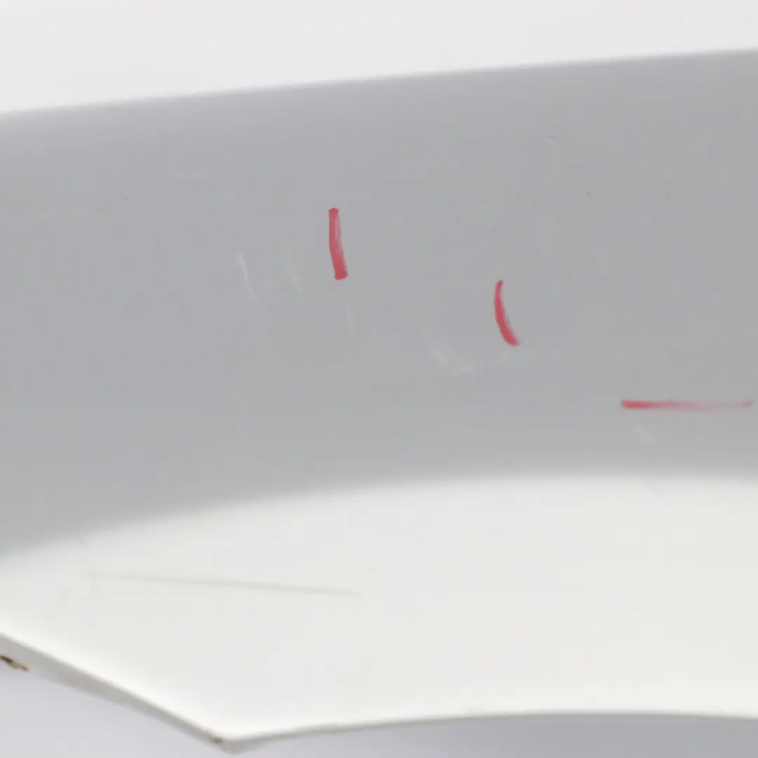 Pannello laterale parafango anteriore sinistro Titansilber - 354 per BMW E90 E91 con numero di parte 7135679 BMW E90 E91 Pannello laterale parafango anteriore sinistro Titansilber - 354 - SKU 7135679-TS3 - Numero di parte 7135679