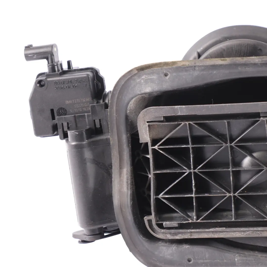 Podstawa Klapki Wlewu Paliwa do BMW X3 F25 o numerze 7213035 BMW X3 F25 Podstawa Klapki Wlewu Paliwa - SKU 7213035-2 - Numer Części 7213035