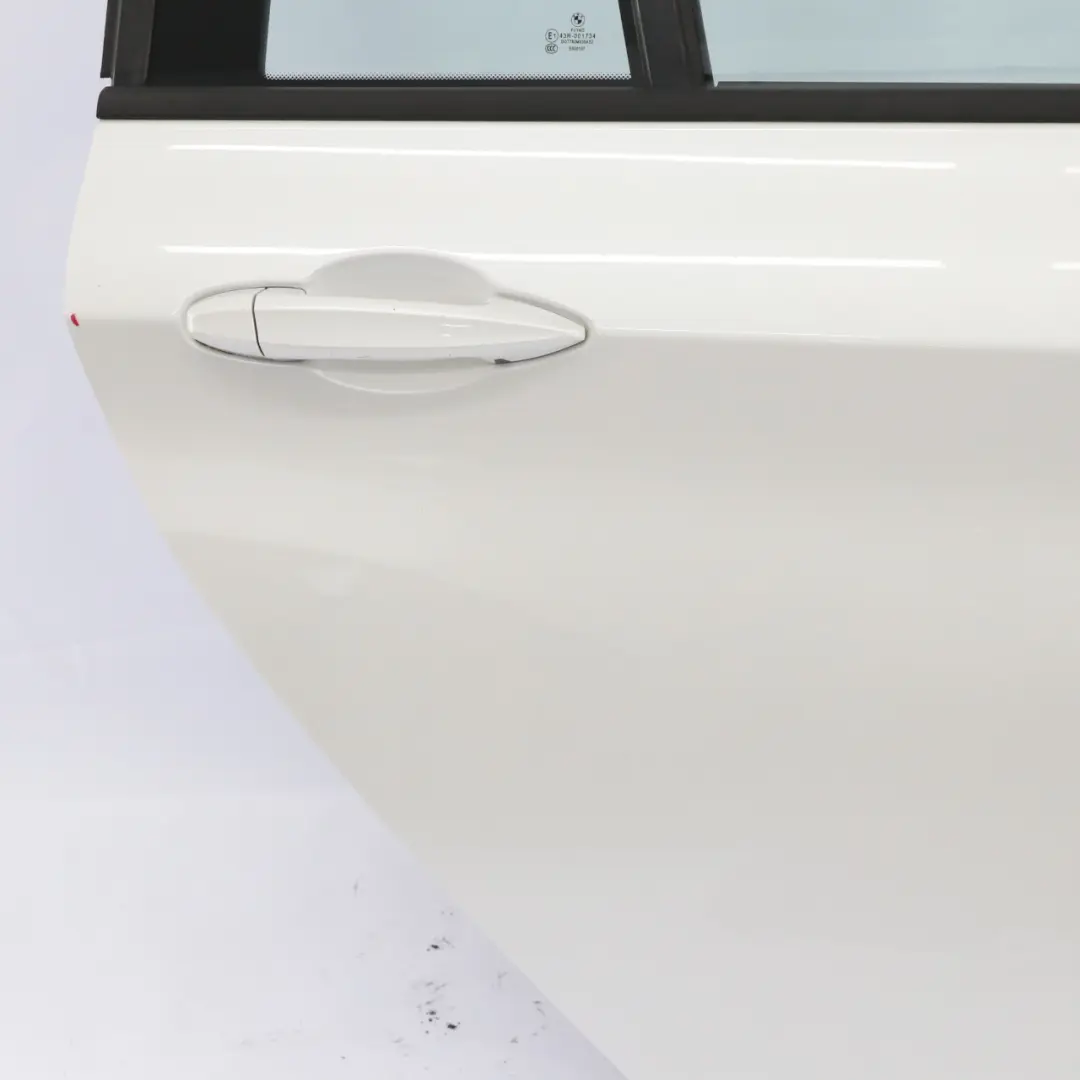Porta posteriore destra Mineralweiss Mineral White - A96 per BMW F46 Gran Tourer con numero di parte 7392326 BMW F46 Gran Tourer Porta posteriore destra Mineralweiss Mineral White - A96 - SKU 7392326-MW1 - Numero di parte 7392326