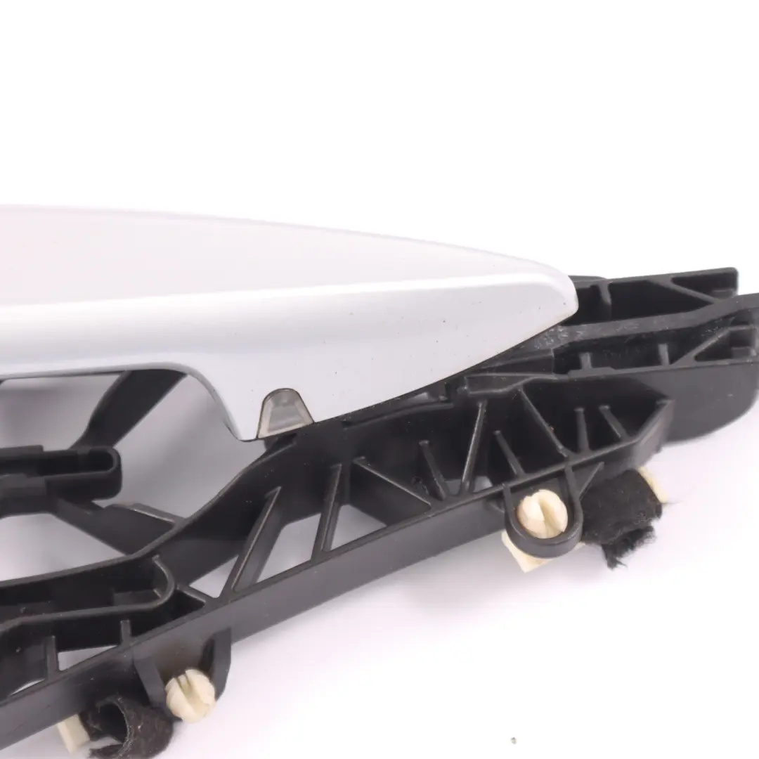 Poignée porte BMW F15 F45 extérieure avant arrière droite Glacier Silver A83 pour à propos du numéro de pièce 7396306 Poignée porte BMW F15 F45 extérieure avant arrière droite Glacier Silver A83 - SKU 7396306-GSB - Numéro de pièce 7396306