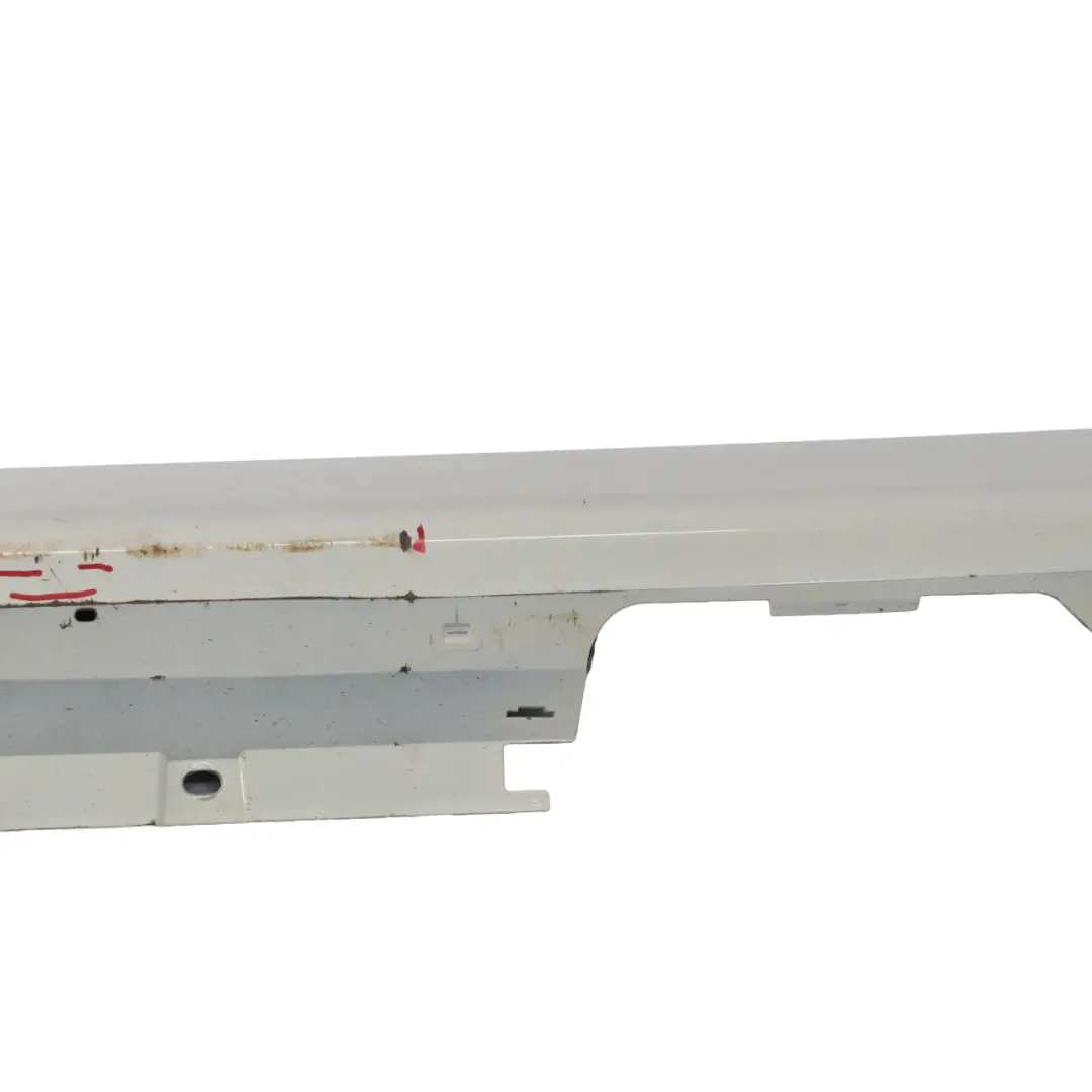  Jupe Latérale BMW F46 Bas de caisse Gauche Mineralweiss Mineral White - A96 - SKU 7403805-MW - Numéro de pièce 7403805