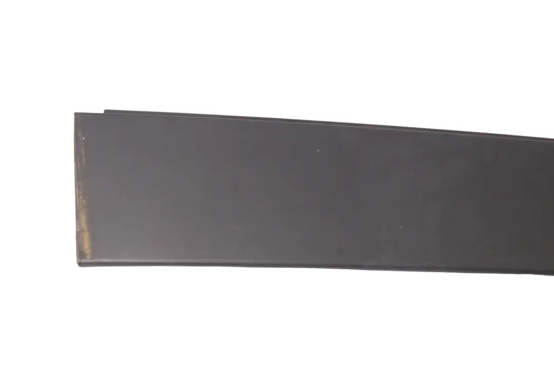BMW E38 Moldura de la puerta trasera derecha Pilar puerta cubierta Negro - SKU 8125382 - Número de pieza 8125382