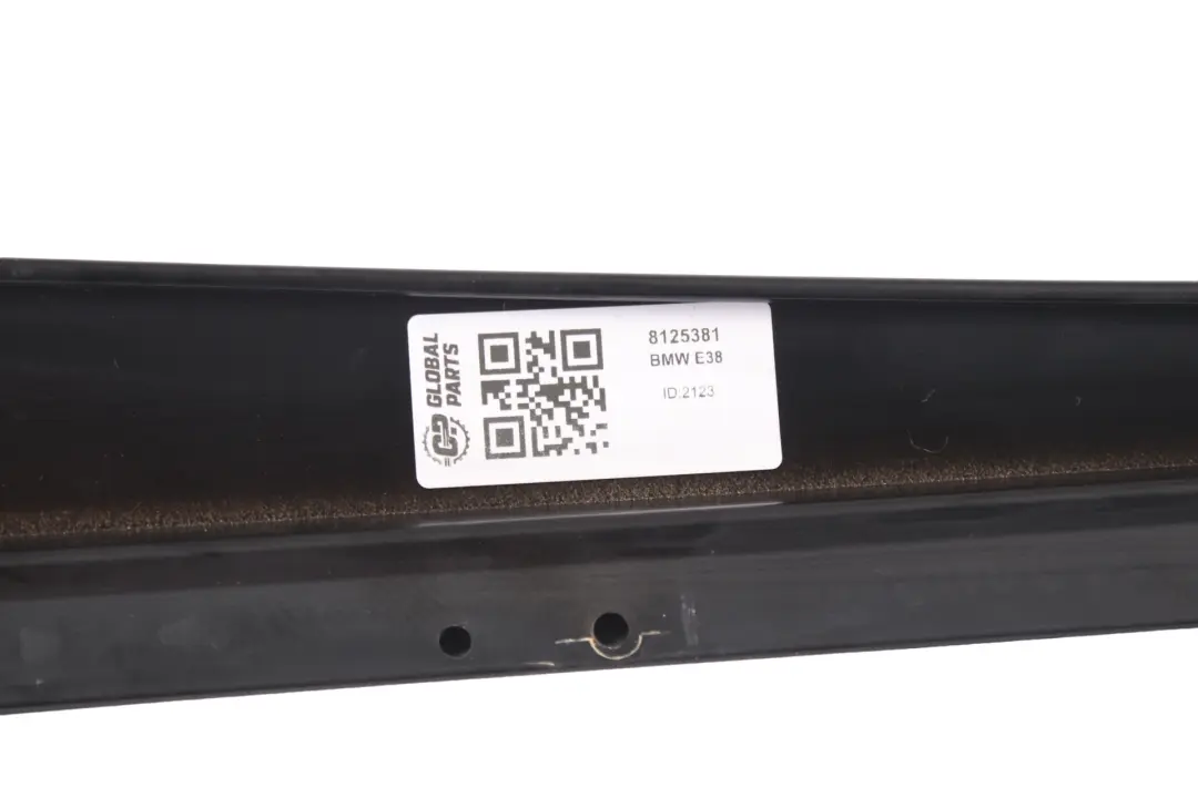 Moldura de la puerta trasera derecha Pilar puerta cubierta Negro para BMW E38 con número de pieza 8125382 BMW E38 Moldura de la puerta trasera derecha Pilar puerta cubierta Negro - SKU 8125382 - Número de pieza 8125382