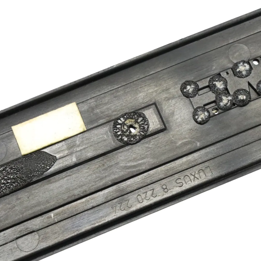 Puerta Delantera Entrada Tapa Tira Embellecedor Panel Derecho para BMW E38 con número de pieza 8220220 BMW E38 Puerta Delantera Entrada Tapa Tira Embellecedor Panel Derecho - SKU 8220220 - Número de pieza 8220220