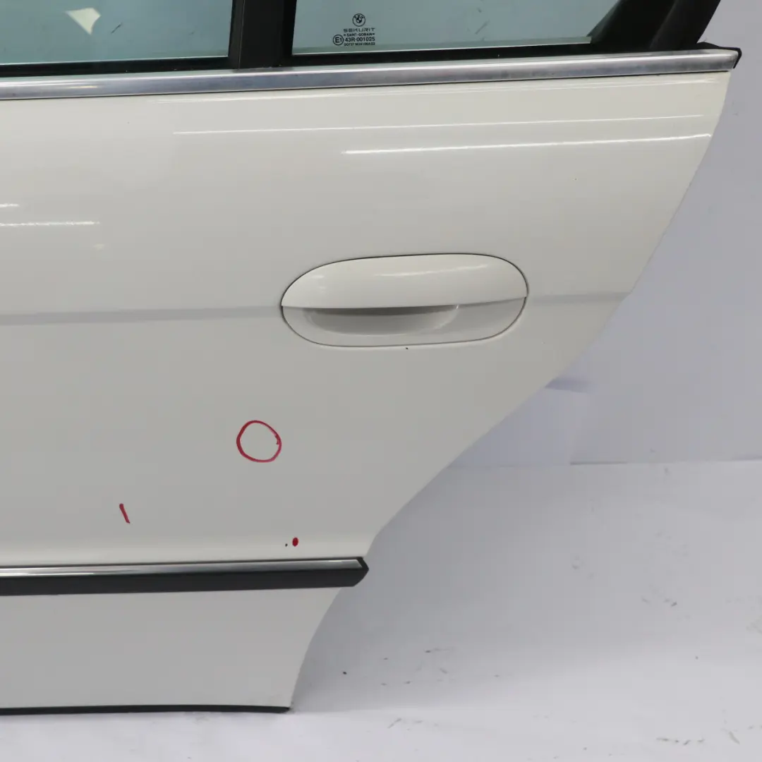 Porta posteriore sinistra Alpinweiss Alpine White 3 - 300 per BMW E38 con numero di parte 8223885 BMW E38 Porta posteriore sinistra Alpinweiss Alpine White 3 - 300 - SKU 8223885-AW - Numero di parte 8223885