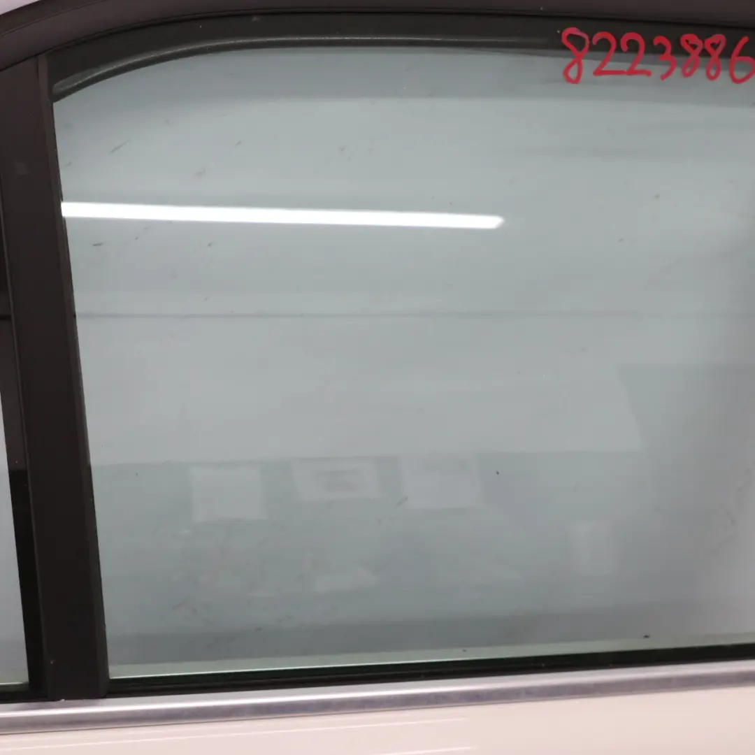 Porta posteriore destra Alpinweiss Alpine White 3 - 300 per BMW E38 con numero di parte 8223886 BMW E38 Porta posteriore destra Alpinweiss Alpine White 3 - 300 - SKU 8223886-AW - Numero di parte 8223886