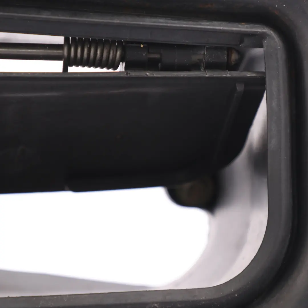 Conducto de entrada de aire del capó BMW E38 para con número de pieza 8390380 Conducto de entrada de aire del capó BMW E38 - SKU 8390380 - Número de pieza 8390380