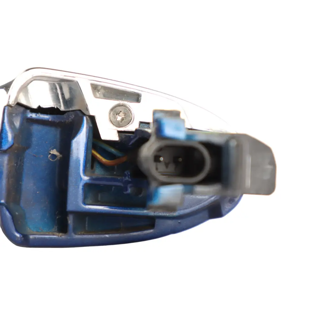 Maniglia esterna porta posteriore destra Brilliant Blue - 896 per Mercedes A205 con numero di parte A0997605501 Mercedes A205 Maniglia esterna porta posteriore destra Brilliant Blue - 896 - SKU A0997605501-BRB - Numero di parte A0997605501