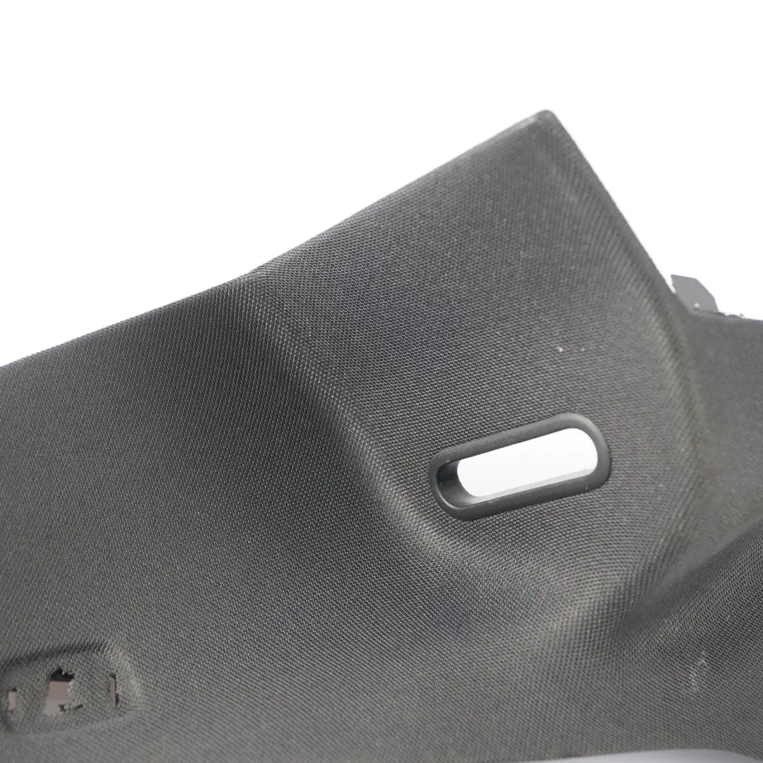 Embellecedor Pilar C Trasero Izquierdo Negro para Mercedes C117 con número de pieza A1176905900 Mercedes C117 Embellecedor Pilar C Trasero Izquierdo Negro - SKU A1176905900 - Número de pieza A1176905900