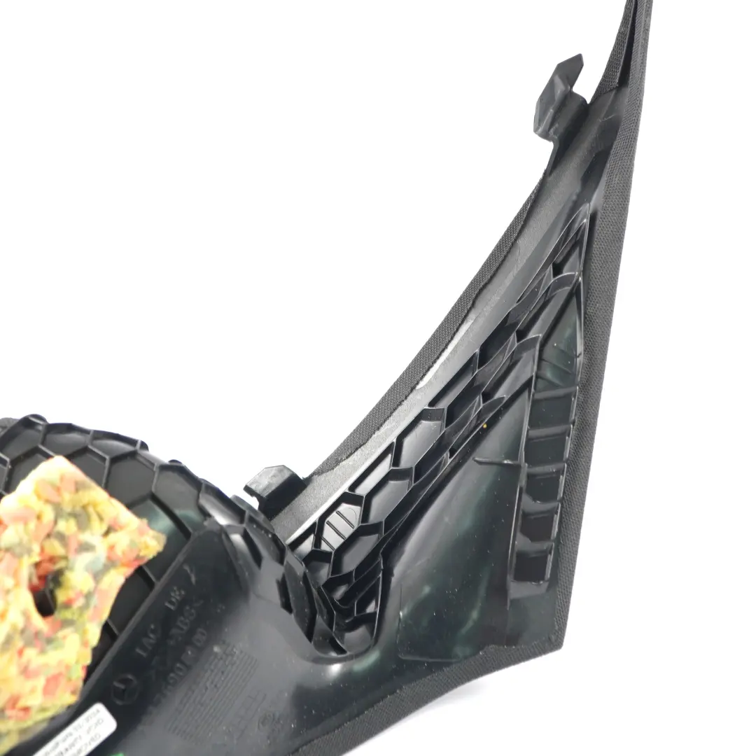 Embellecedor Pilar C Trasero Derecho Negro para Mercedes C117 con número de pieza A1176906000 Mercedes C117 Embellecedor Pilar C Trasero Derecho Negro - SKU A1176906000 - Número de pieza A1176906000