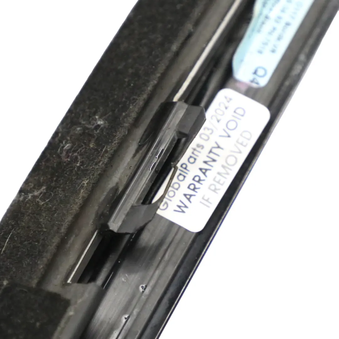 Striscia rivestimento finestrino anteriore destro per Mercedes CLA C117 con numero di parte A1177250482 Mercedes CLA C117 Striscia rivestimento finestrino anteriore destro - SKU a1177250482 - Numero di parte A1177250482