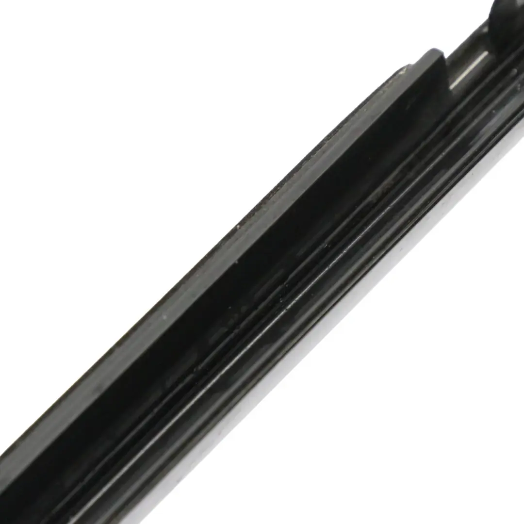 Puerta Delantera Ventana Tira Recorte Derecho Alto Brillo para Mercedes CLA C117 con número de pieza A1177250482 Mercedes CLA C117 Puerta Delantera Ventana Tira Recorte Derecho Alto Brillo - SKU a1177250482 - Número de pieza A1177250482