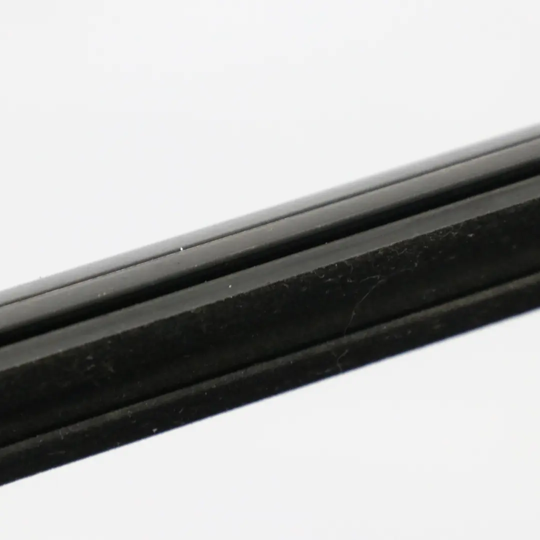 Striscia rivestimento finestrino anteriore destro per Mercedes CLA C117 con numero di parte A1177250482 Mercedes CLA C117 Striscia rivestimento finestrino anteriore destro - SKU a1177250482 - Numero di parte A1177250482