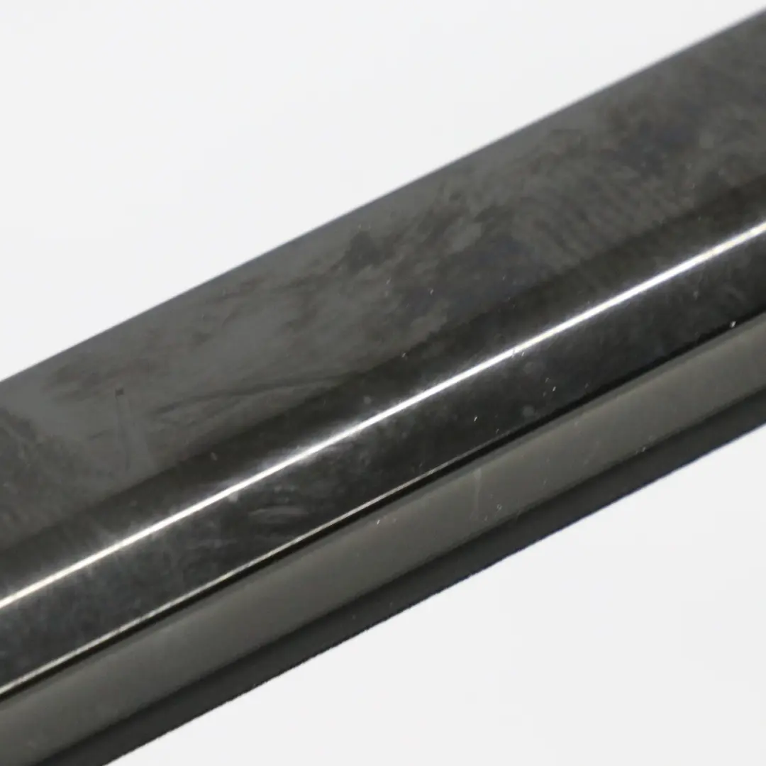 Puerta Delantera Ventana Tira Recorte Derecho Alto Brillo para Mercedes CLA C117 con número de pieza A1177250482 Mercedes CLA C117 Puerta Delantera Ventana Tira Recorte Derecho Alto Brillo - SKU a1177250482 - Número de pieza A1177250482