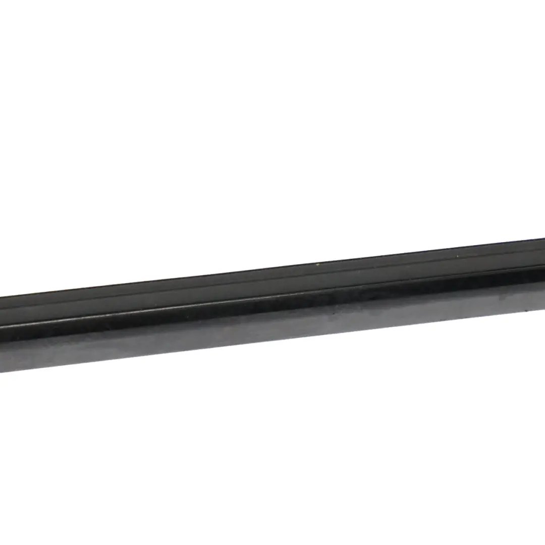 Striscia rivestimento finestrino anteriore destro per Mercedes CLA C117 con numero di parte A1177250482 Mercedes CLA C117 Striscia rivestimento finestrino anteriore destro - SKU a1177250482 - Numero di parte A1177250482