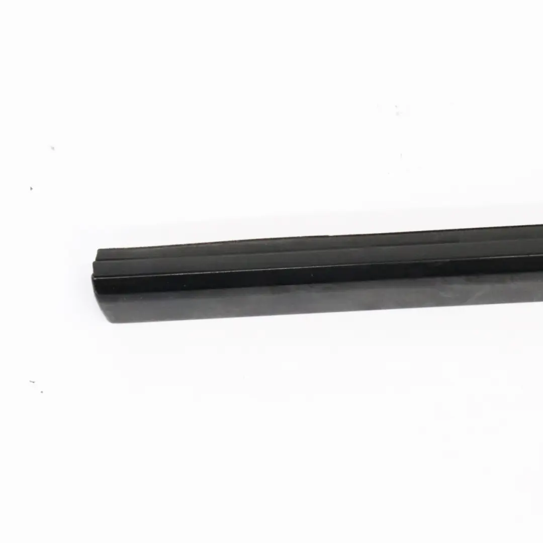 Striscia rivestimento finestrino anteriore destro per Mercedes CLA C117 con numero di parte A1177250482 Mercedes CLA C117 Striscia rivestimento finestrino anteriore destro - SKU a1177250482 - Numero di parte A1177250482