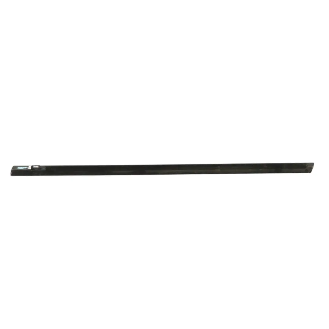 Striscia rivestimento finestrino anteriore destro per Mercedes CLA C117 con numero di parte A1177250482 Mercedes CLA C117 Striscia rivestimento finestrino anteriore destro - SKU a1177250482 - Numero di parte A1177250482