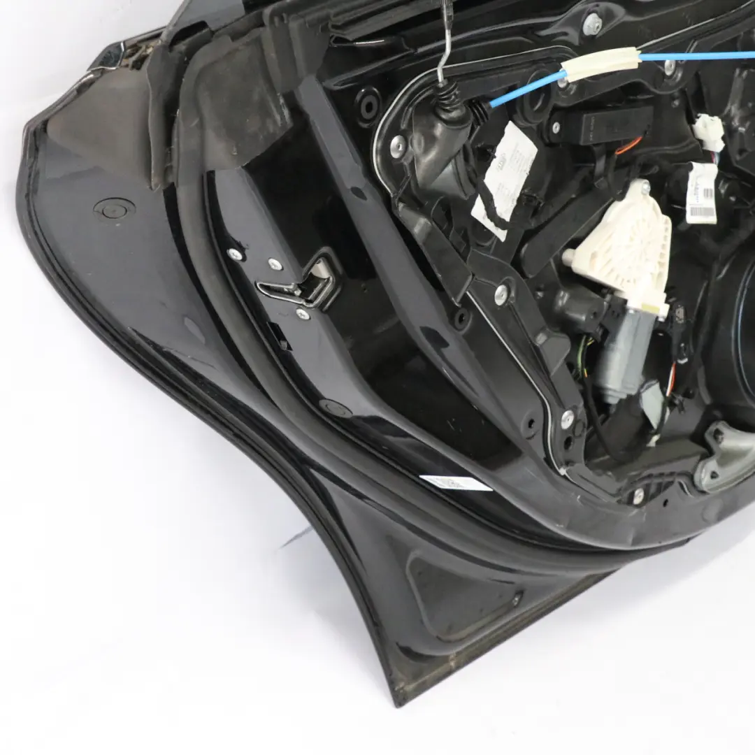 Puerta Trasera Izquierda Kosmos Black Negro Metallic - 191 para Mercedes CLA C117 con número de pieza A1177300105 Mercedes CLA C117 Puerta Trasera Izquierda Kosmos Black Negro Metallic - 191 - SKU A1177300105-KB - Número de pieza A1177300105