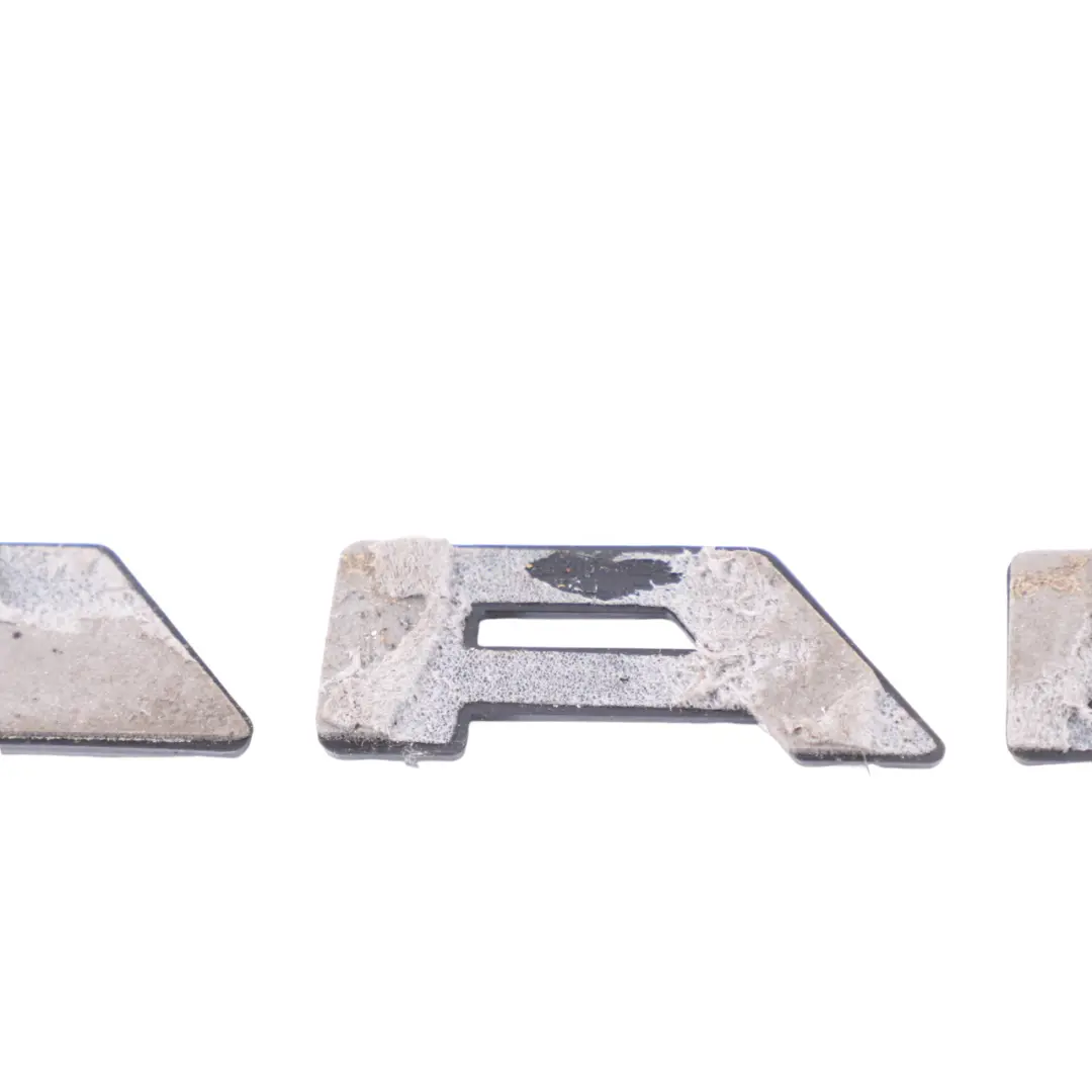 Emblema Maletero Trasero Adherido Insignia Negro para Mercedes C117 AMG con número de pieza A1178170014 Mercedes C117 AMG Emblema Maletero Trasero Adherido Insignia Negro - SKU A1178170014 - Número de pieza A1178170014