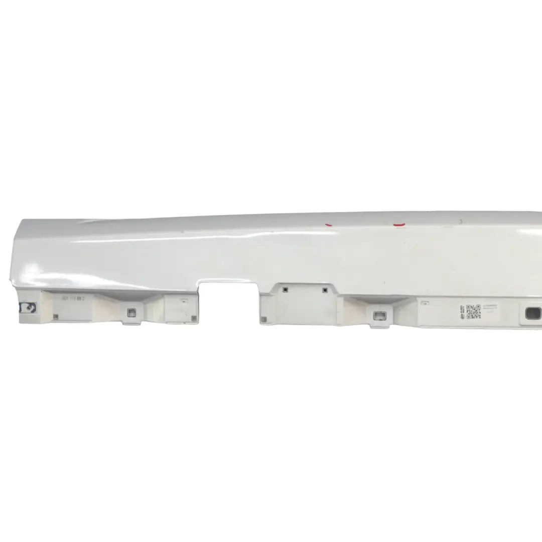 Faldón lateral AMG Cubre umbral puerta derech Iridium Silver - 775 para Mercedes C118 con número de pieza A1186980600 Mercedes C118 Faldón lateral AMG Cubre umbral puerta derech Iridium Silver - 775 - SKU A1186980600-IRS - Número de pieza A1186980600