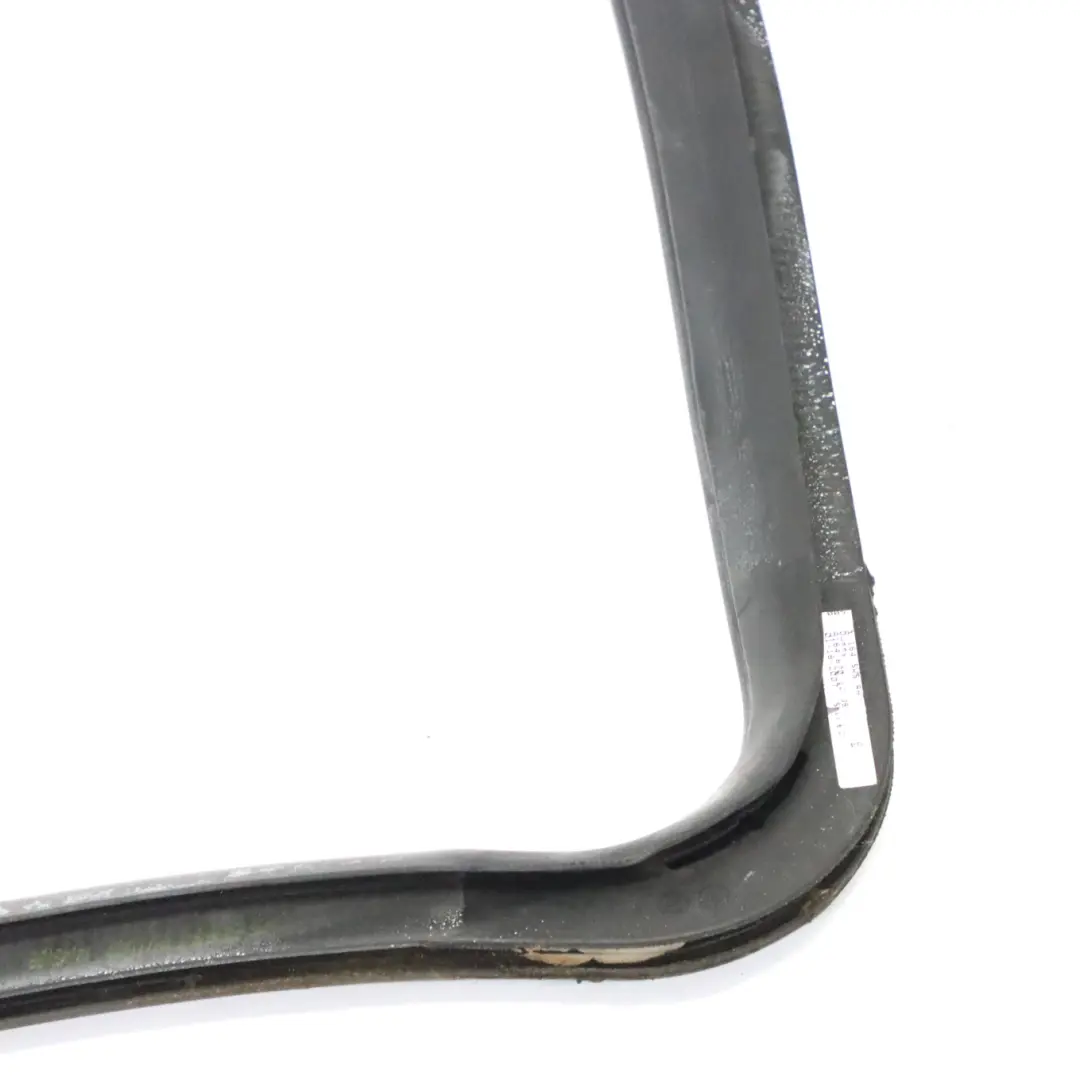 Joint de Vitrage Cadre Arrière Droit pour Mercedes X164 à propos du numéro de pièce A1646701239 Mercedes X164 Joint de Vitrage Cadre Arrière Droit - SKU A1646701239 - Numéro de pièce A1646701239