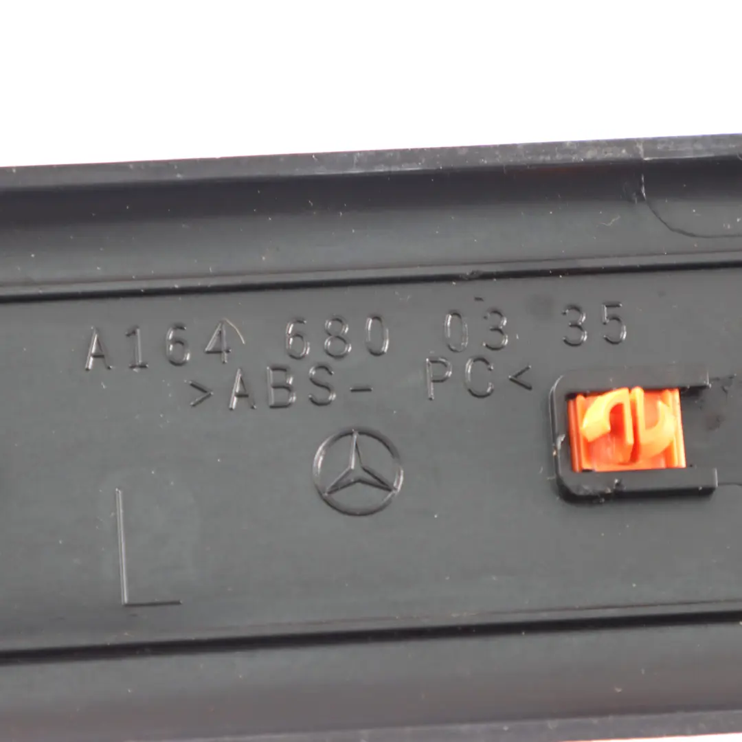 Vorderseite Eingang Schweller Abdeckung links schwarz für Mercedes X164 mit Teilenummer A1646800335 Mercedes X164 Vorderseite Eingang Schweller Abdeckung links schwarz - SKU A1646800335 - Teilenummer A1646800335