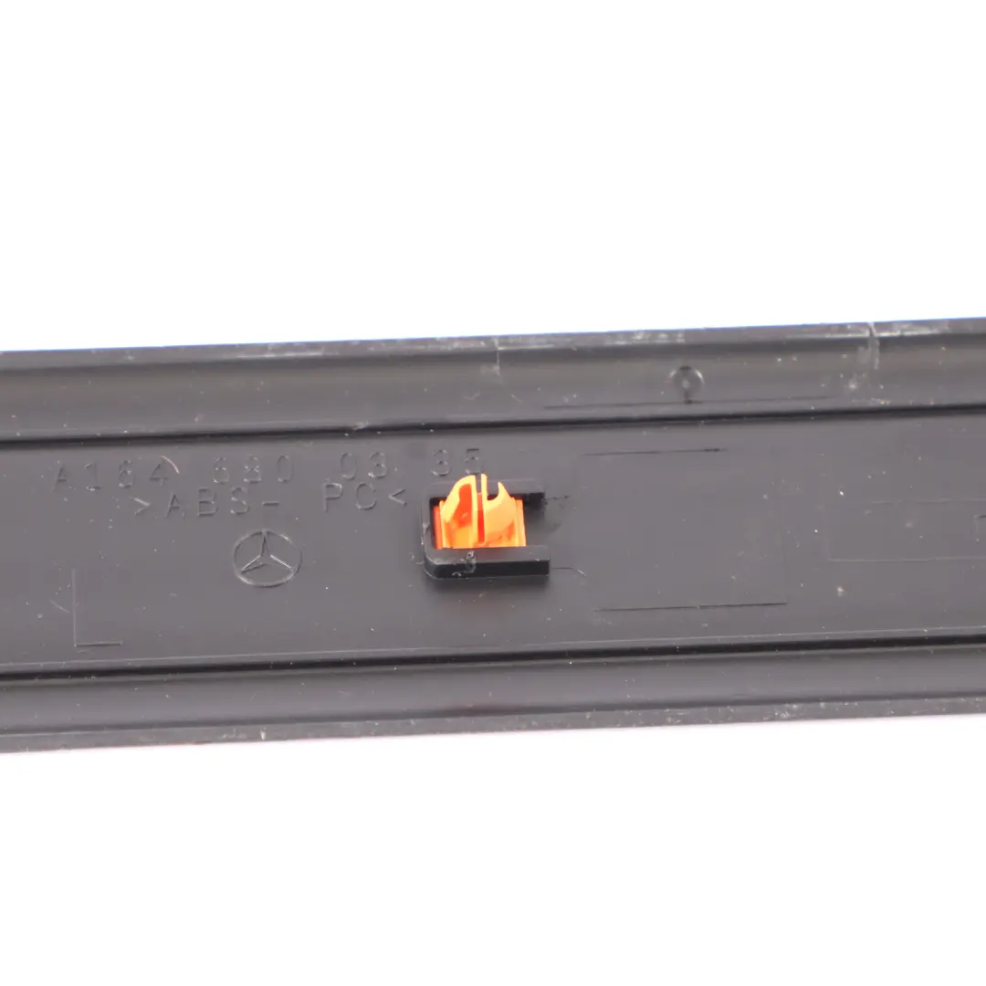 davanzale anteriore esterno copertura sinistra nero per Mercedes X164 con numero di parte A1646800335 Mercedes X164 davanzale anteriore esterno copertura sinistra nero - SKU A1646800335 - Numero di parte A1646800335