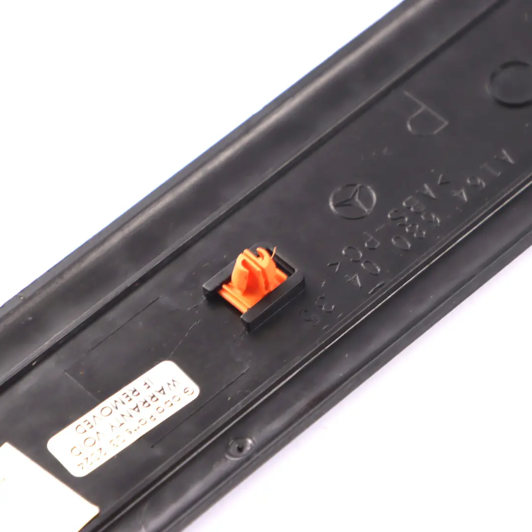  Embellecedor Escalón Alféizar Mercedes X164 Delantero Derecho - SKU A1646800435 - Número de pieza A1646800435