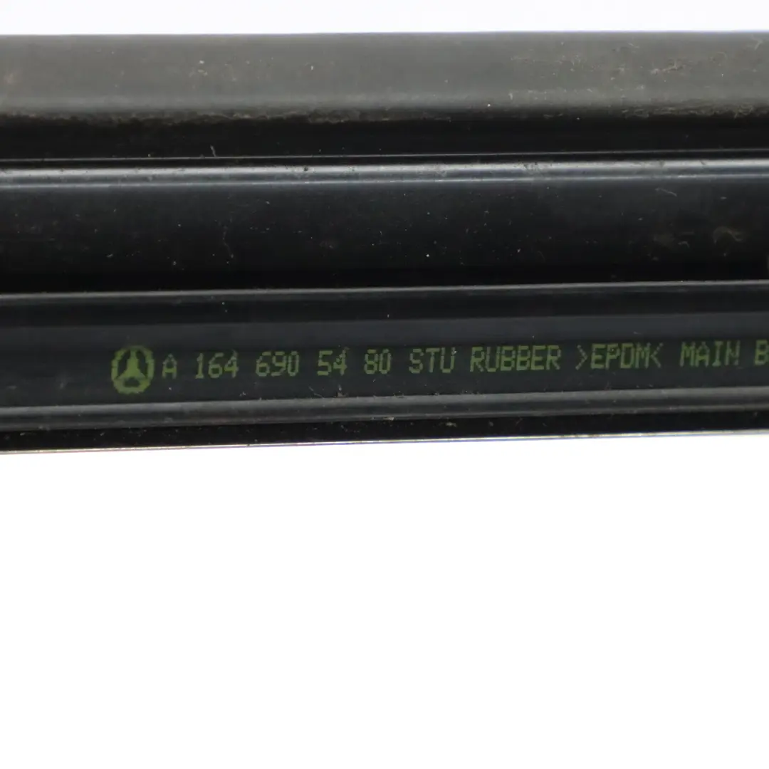 Moldura Cuarto Ventana Vidrio Trasero Derecho para Mercedes X164 con número de pieza A1646905480 Mercedes X164 Moldura Cuarto Ventana Vidrio Trasero Derecho - SKU A1646905480 - Número de pieza A1646905480