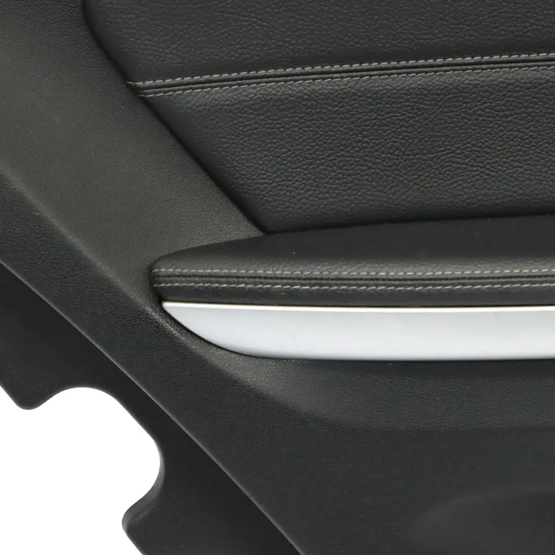 Boczek Drzwi Lewy Tył Listwa Srebrna Czarna Skóra do Mercedes GL X164 o numerze A1647300770 Mercedes GL X164 Boczek Drzwi Lewy Tył Listwa Srebrna Czarna Skóra - SKU A1647300770 - Numer Części A1647300770